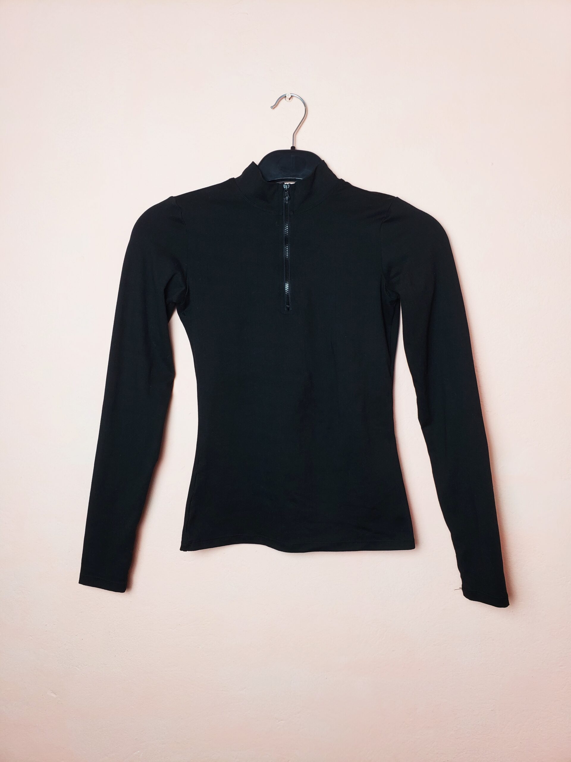 Чорна спортивна кофта з блискавкою SHEIN - жіночий лонгслів 1 Чорна спортивна кофта з блискавкою SHEIN - жіночий лонгслів