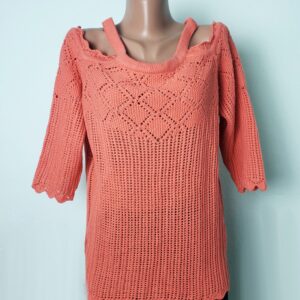 Стильний кораловий светр з відкритими плечима - елегантний в'язаний
