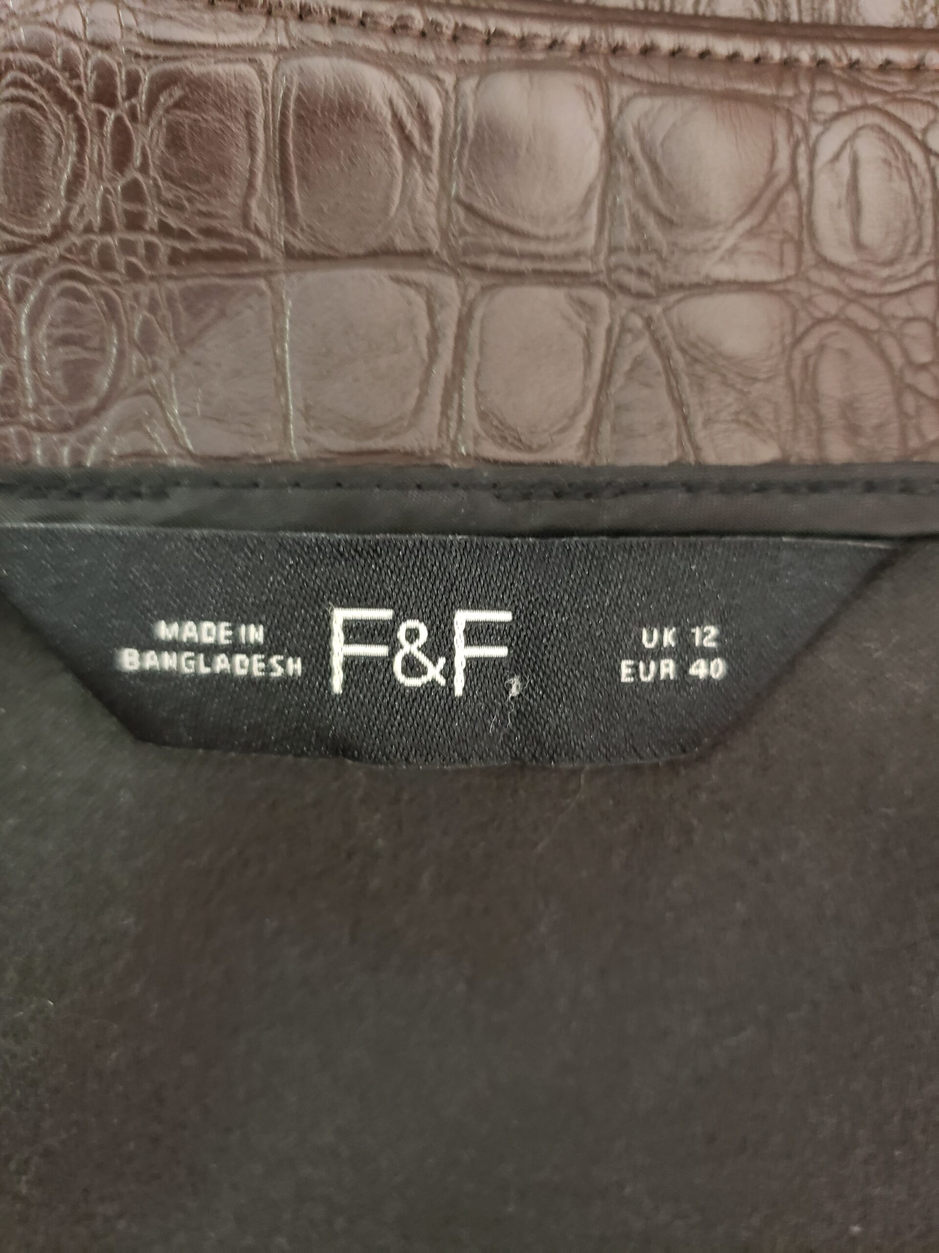 Стильна коричнева спідниця з ефектом крокодилової шкіри F&F - розмір 40 EUR 5 Стильна коричнева спідниця з ефектом крокодилової шкіри F&F - розмір 40 EUR - Зображення 5