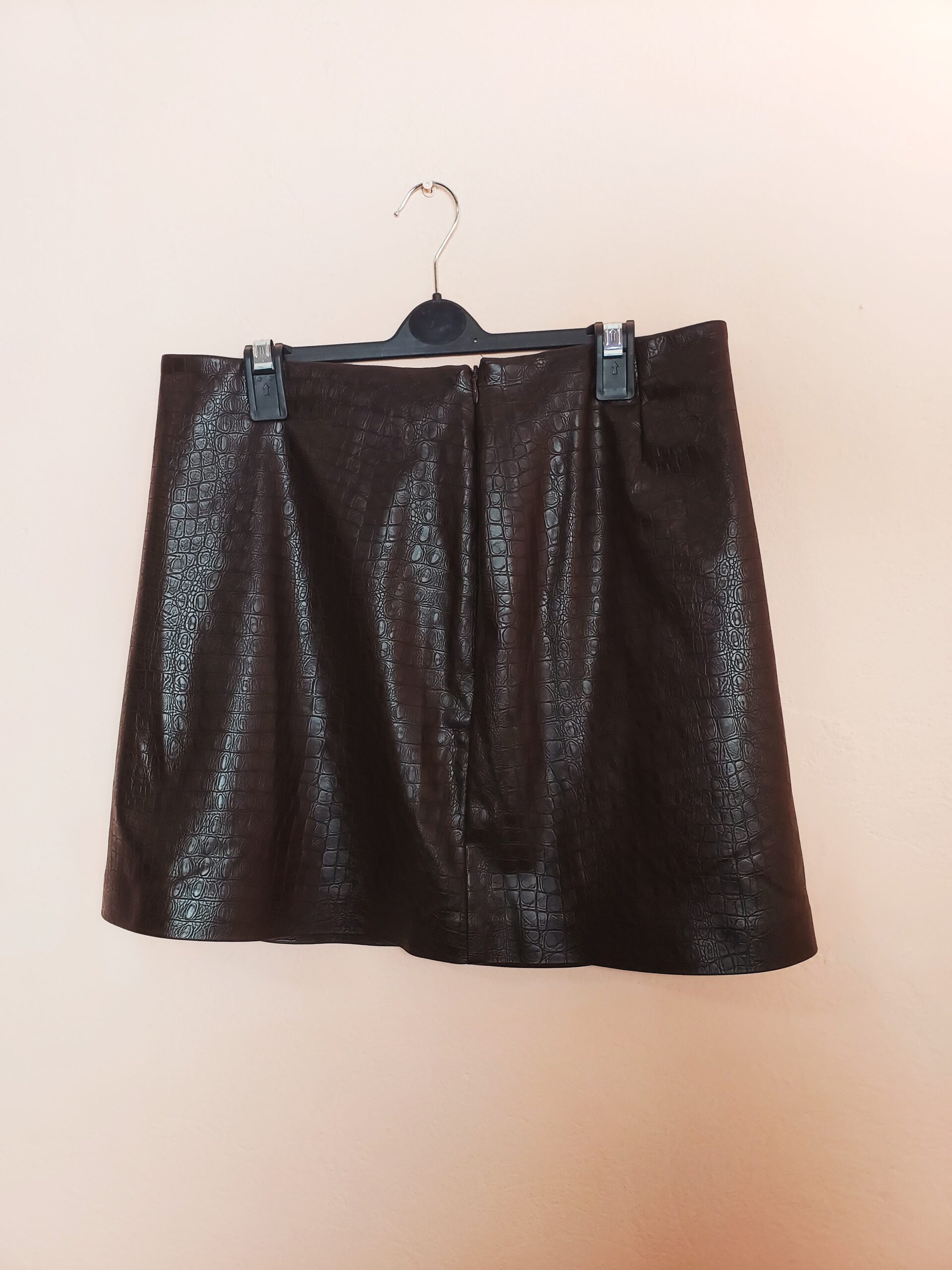 Стильна коричнева спідниця з ефектом крокодилової шкіри F&F - розмір 40 EUR 4 Стильна коричнева спідниця з ефектом крокодилової шкіри F&F - розмір 40 EUR - Зображення 4