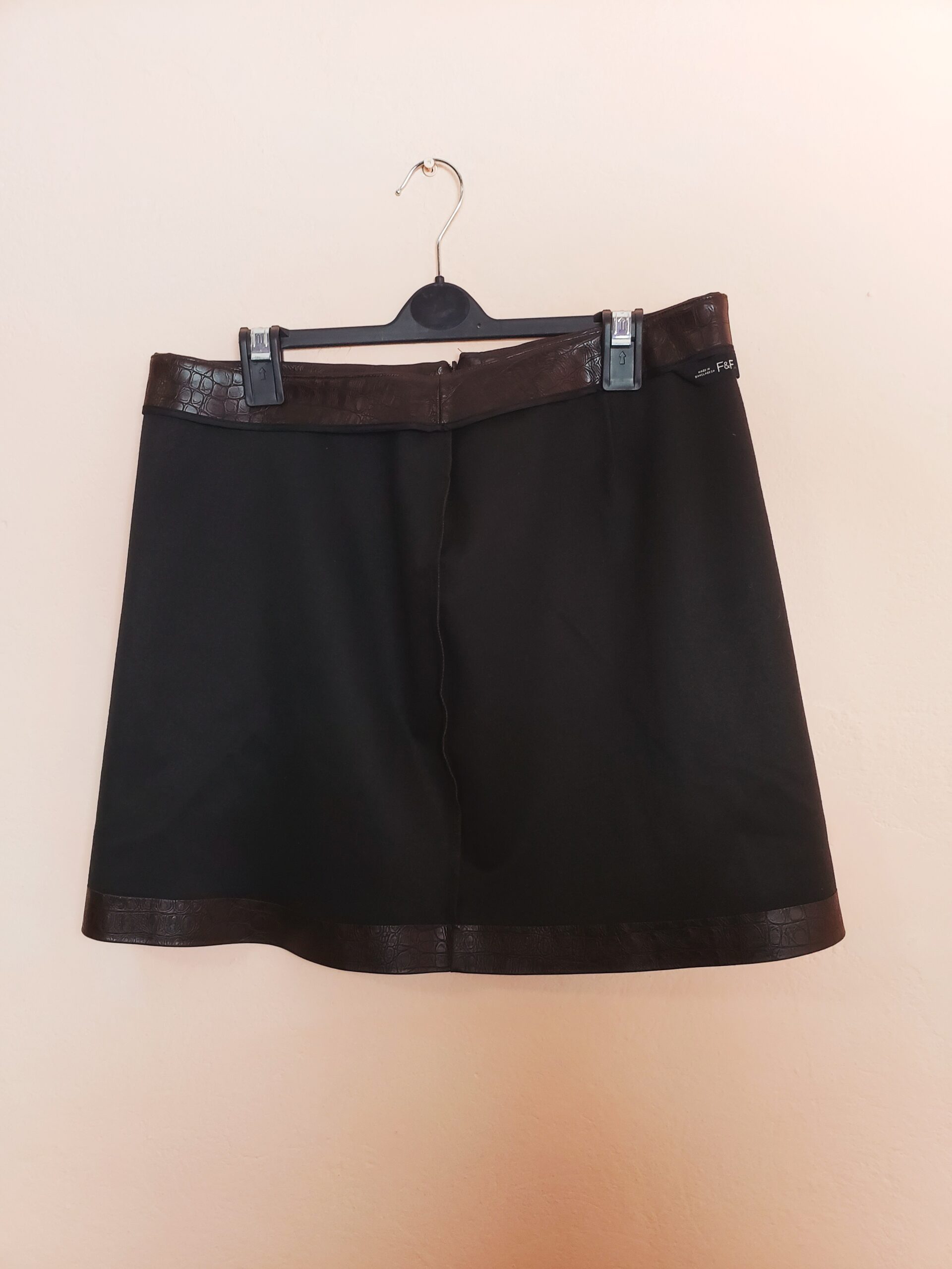 Стильна коричнева спідниця з ефектом крокодилової шкіри F&F - розмір 40 EUR 3 Стильна коричнева спідниця з ефектом крокодилової шкіри F&F - розмір 40 EUR - Зображення 3