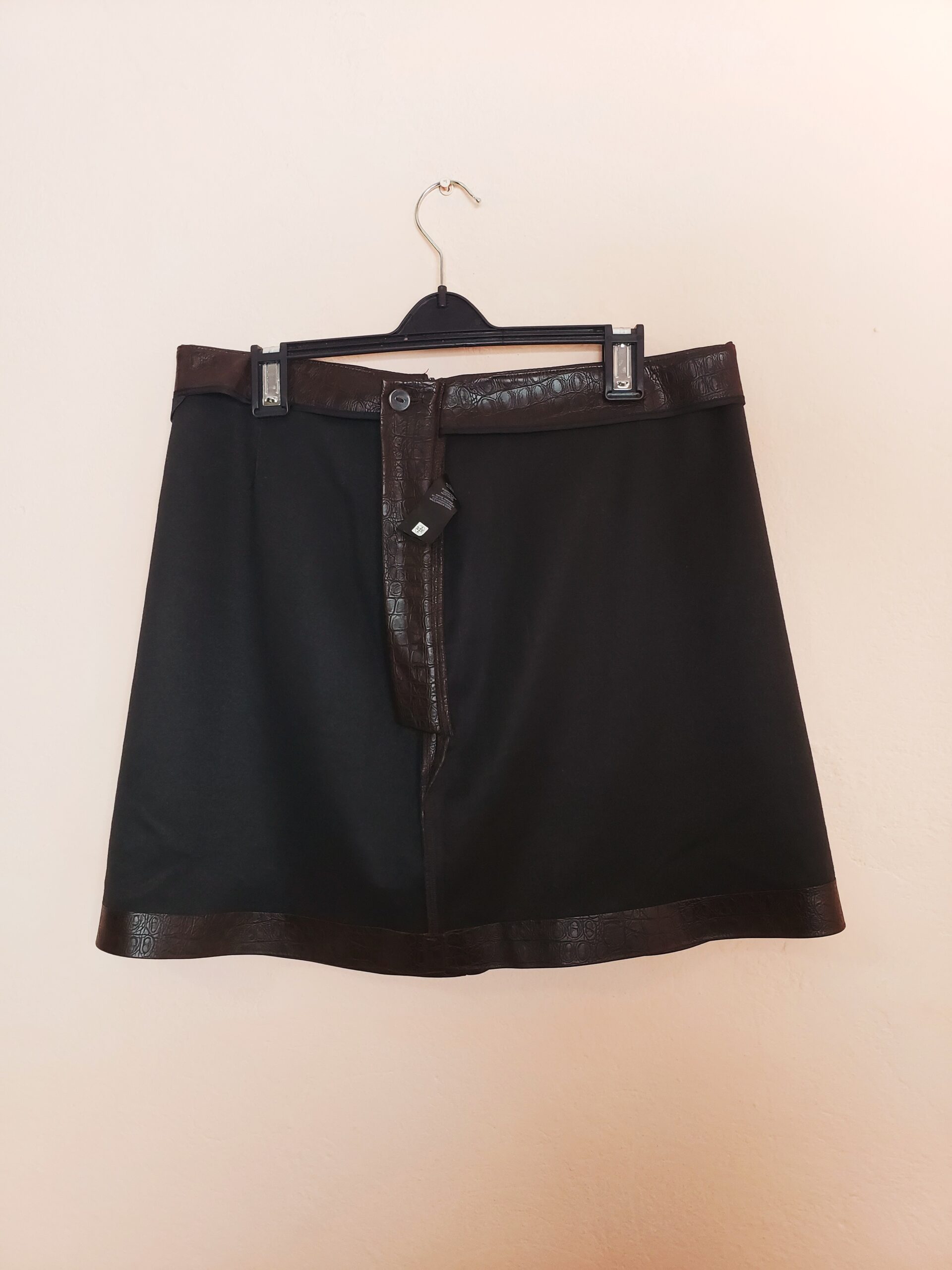 Стильна коричнева спідниця з ефектом крокодилової шкіри F&F - розмір 40 EUR 2 Стильна коричнева спідниця з ефектом крокодилової шкіри F&F - розмір 40 EUR - Зображення 2