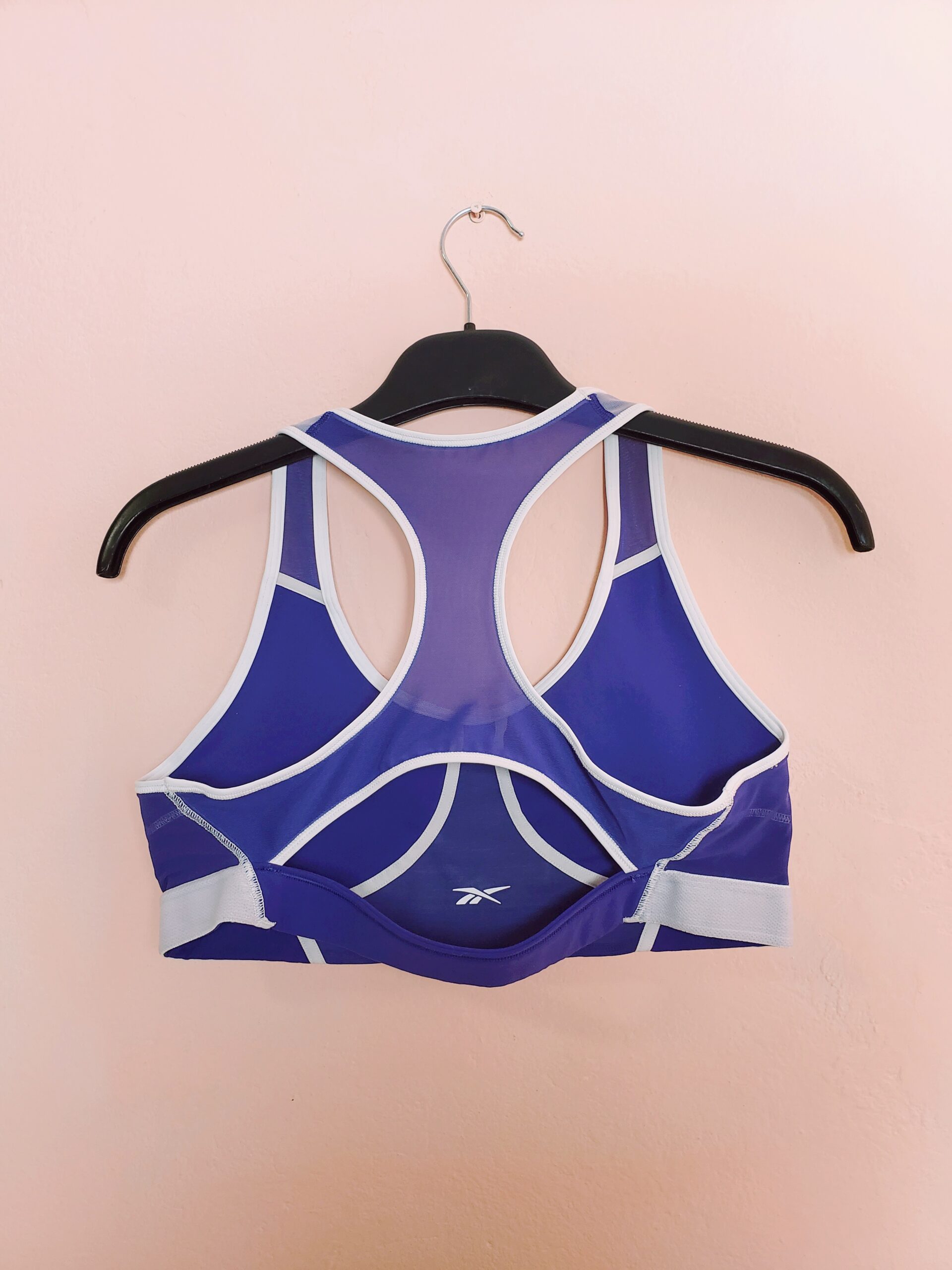 Стильний фіолетовий спортивний топ Reebok - елегантний та модний вибір для активного lifestyle 2 Стильний фіолетовий спортивний топ Reebok - елегантний та модний вибір для активного lifestyle - Зображення 2