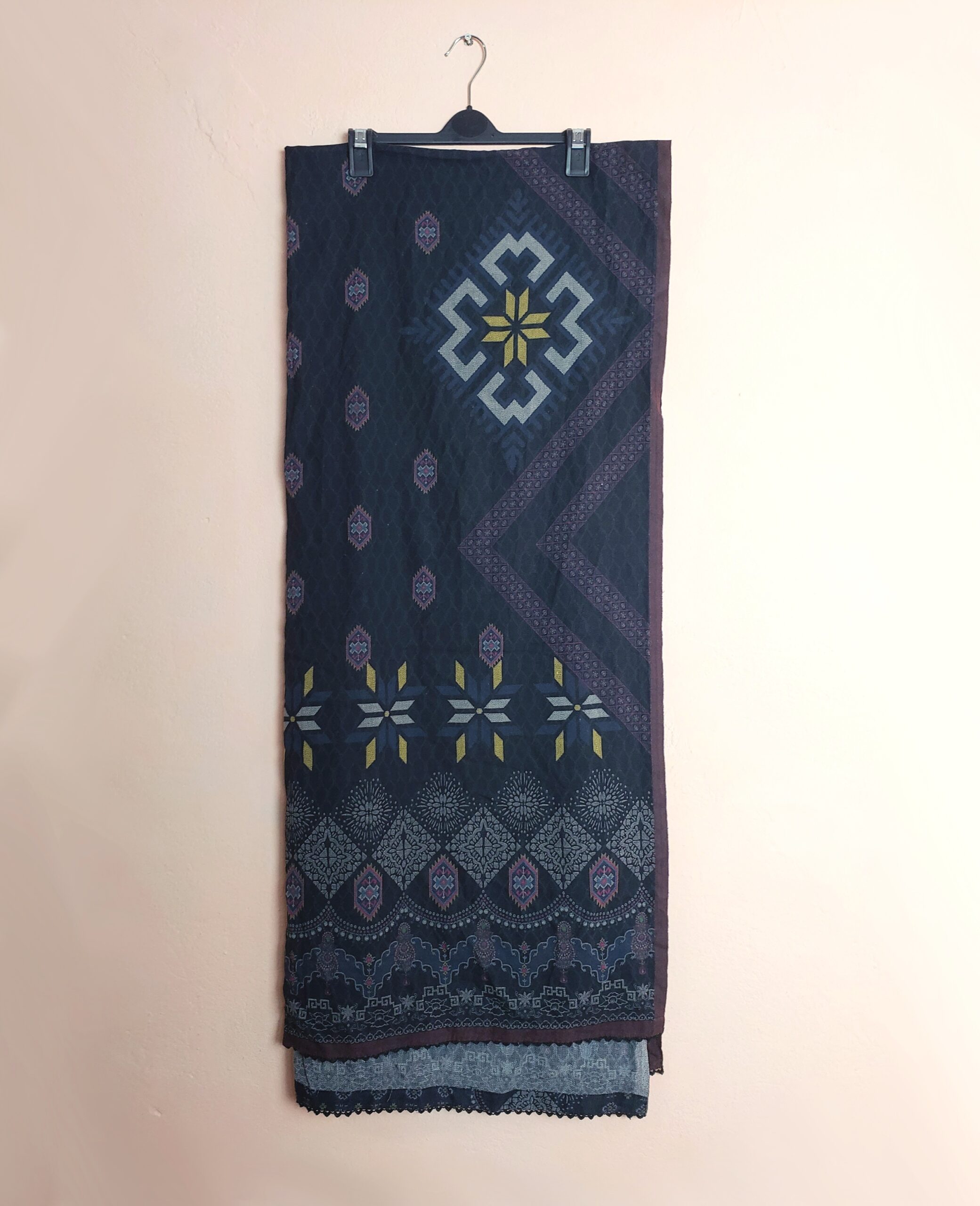 Елегантний багатокольоровий шарф з етнічним орнаментом - поліестер акрил 218 см 3 Елегантний багатокольоровий шарф з етнічним орнаментом - поліестер акрил 218 см - Зображення 3