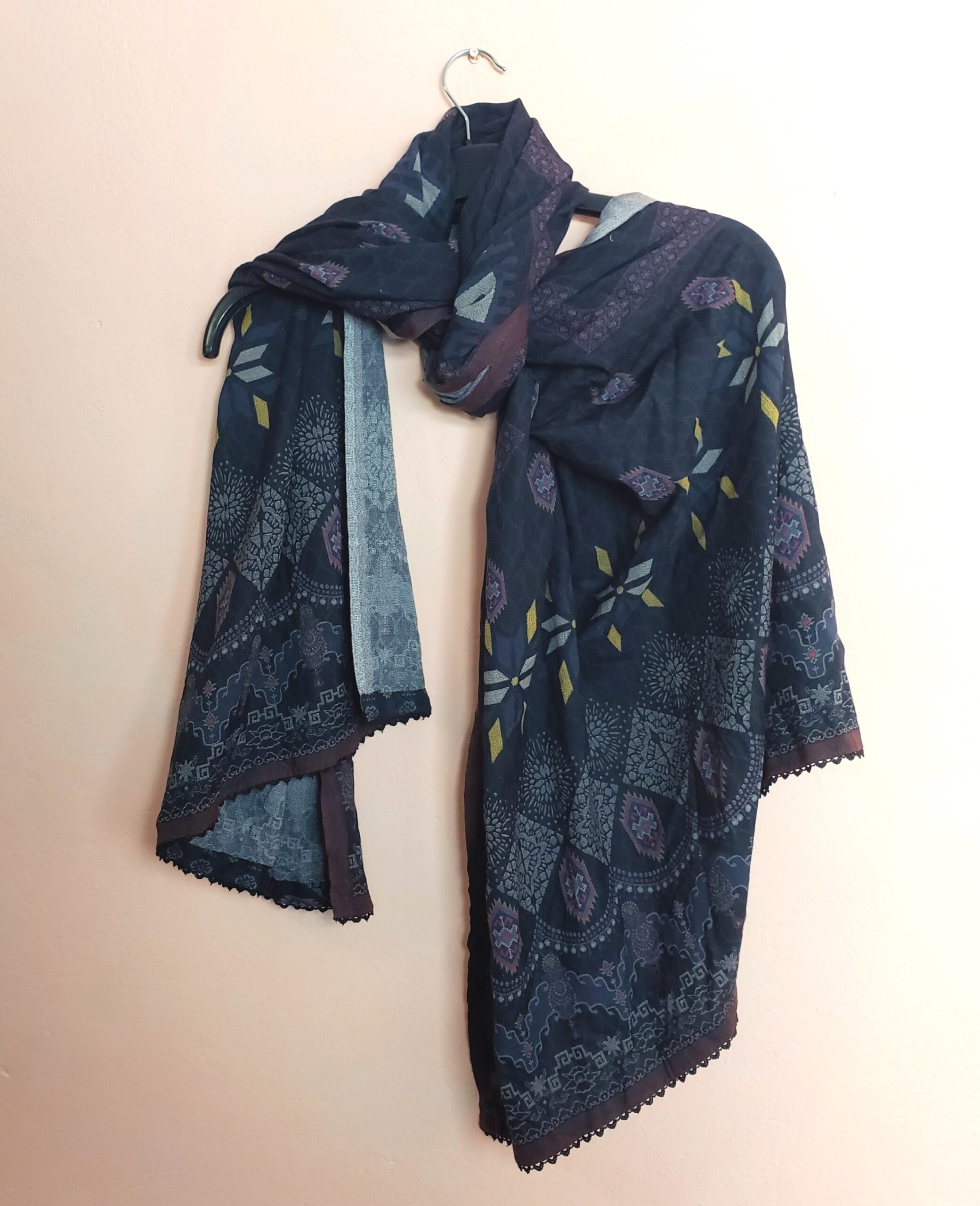 Елегантний багатокольоровий шарф з етнічним орнаментом - поліестер акрил 218 см 2 Елегантний багатокольоровий шарф з етнічним орнаментом - поліестер акрил 218 см - Зображення 2