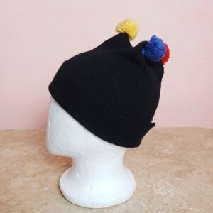 Стильна чорна шапка з кольоровими помпонами - модний акцент для елегантного образу
