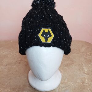 Стильна чорна шапка з помпоном - модний акцент для унікального образу