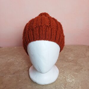 Стильна помаранчева в'язана шапка з помпоном - модний акрил тренд осінь-зима