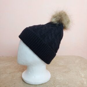 Чорна в'язана шапка з помпоном F&F - зимовий головний убір з натуральним хутром