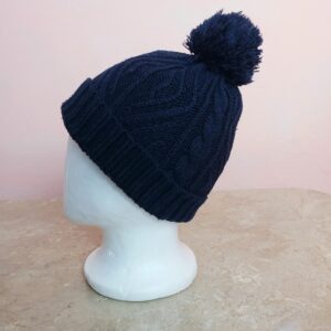 Стильна темно-синя шапка з помпоном для дітей 7-10 років - елегантний модний аксесуар в ідеальному стані