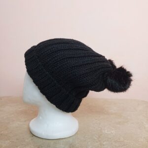 Чорна в'язана шапка з помпонами Divided H&M - стильний зимовий аксесуар