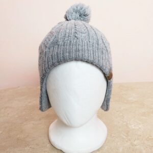 Стильна сіра шапка з помпоном H&M - зимовий аксесуар для повсякденного стилю