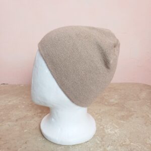 Стильна бежева шапка Primark - елегантний модний аксесуар