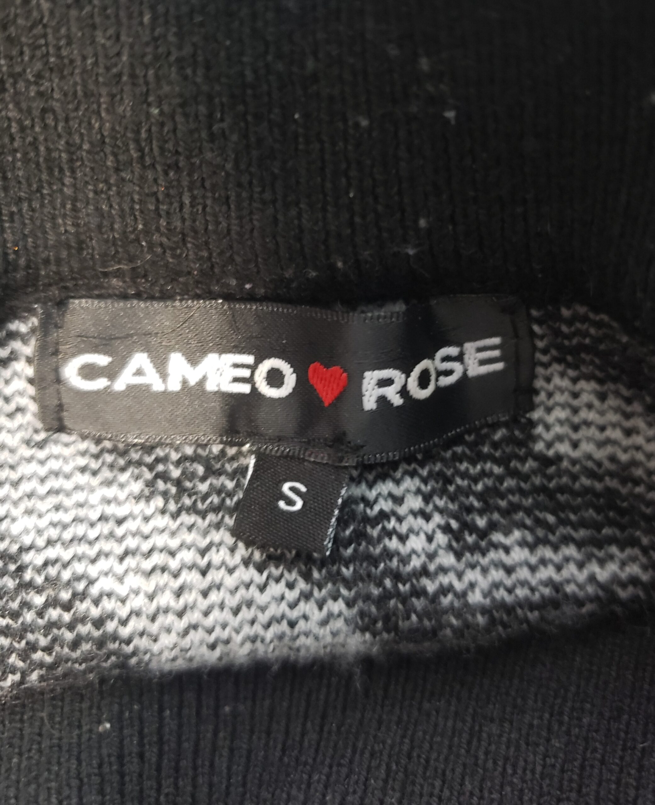 Стильний светр Cameo Rose з зебровим принтом - Елегантний тренд білий чорний вживаний 6 Стильний светр Cameo Rose з зебровим принтом - Елегантний тренд білий чорний вживаний - Зображення 6