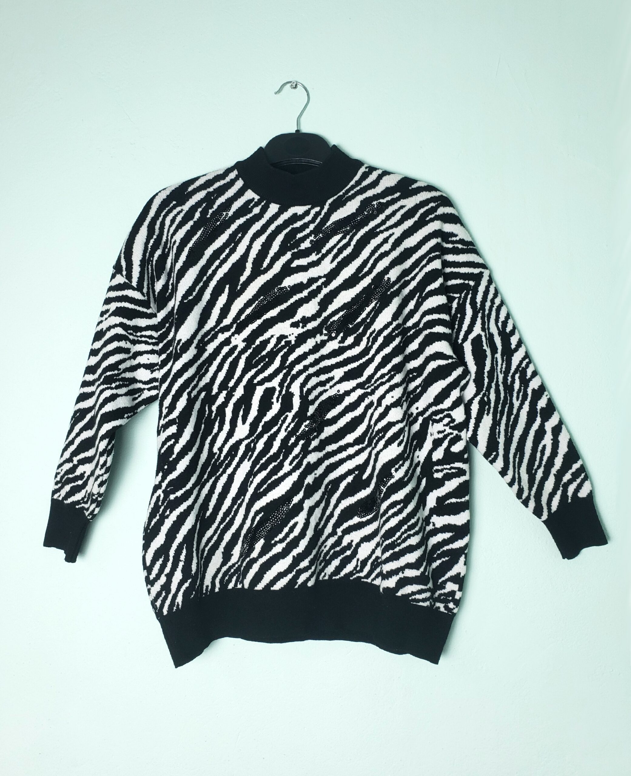 Стильний светр Cameo Rose з зебровим принтом - Елегантний тренд білий чорний вживаний 1 Стильний светр Cameo Rose з зебровим принтом - Елегантний тренд білий чорний вживаний