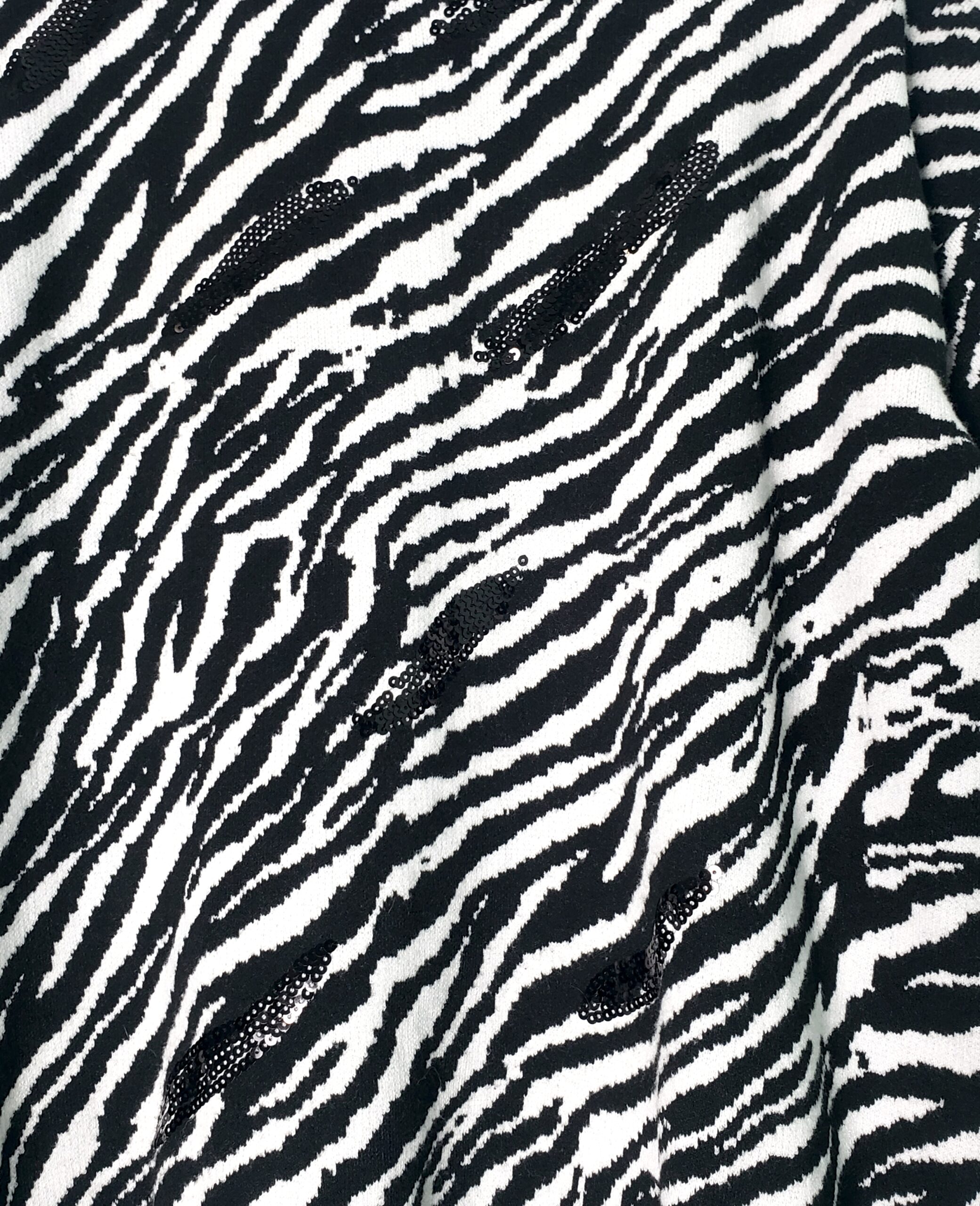 Стильний светр Cameo Rose з зебровим принтом - Елегантний тренд білий чорний вживаний 3 Стильний светр Cameo Rose з зебровим принтом - Елегантний тренд білий чорний вживаний - Зображення 3