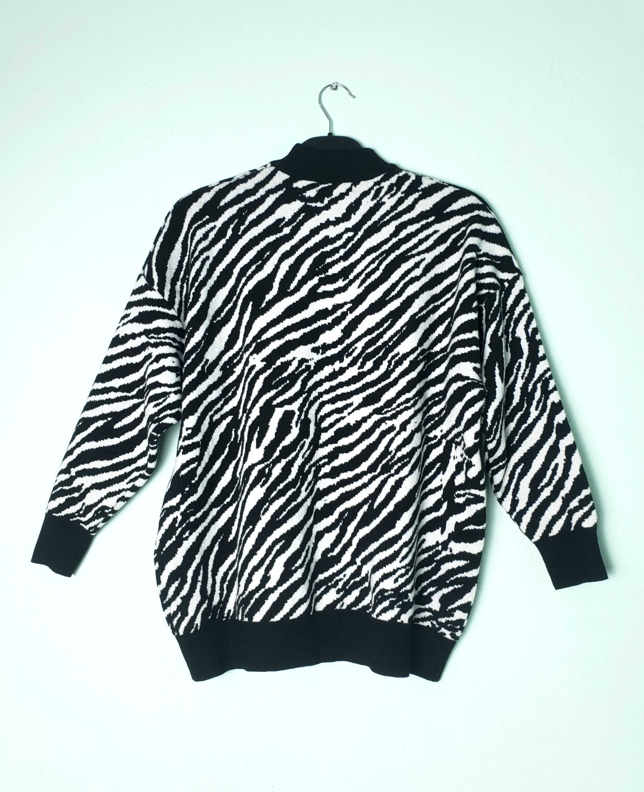 Стильний светр Cameo Rose з зебровим принтом - Елегантний тренд білий чорний вживаний 2 Стильний светр Cameo Rose з зебровим принтом - Елегантний тренд білий чорний вживаний - Зображення 2
