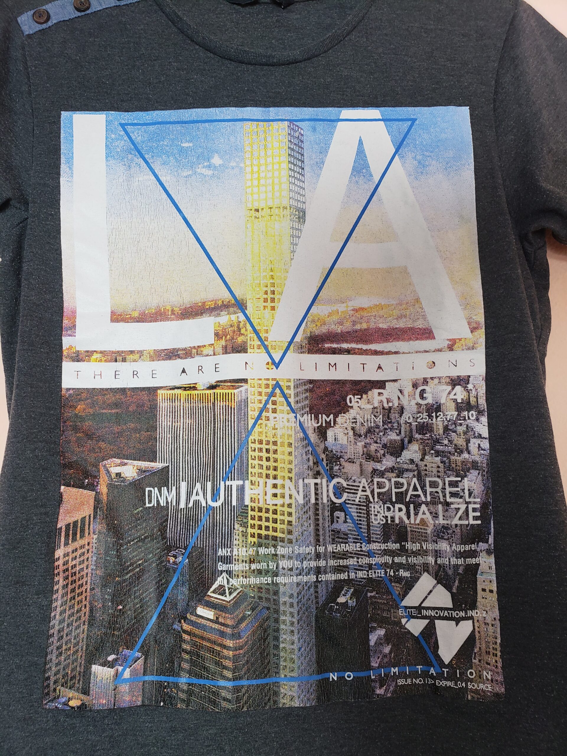 Чоловіча футболка Industrialize темно-сіра з принтом міста розмір XS 3 Чоловіча футболка Industrialize темно-сіра з принтом міста розмір XS - Зображення 3