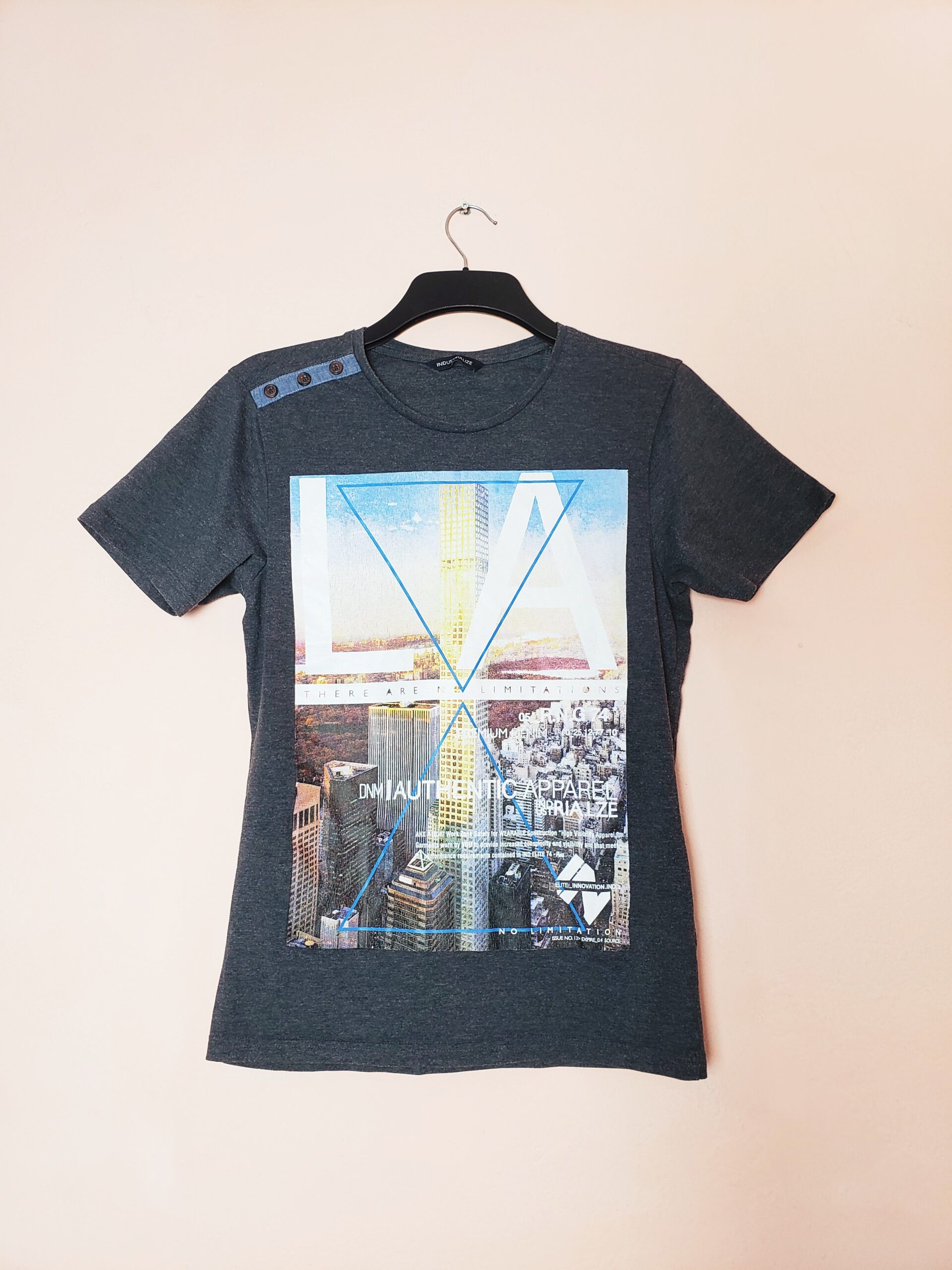 Чоловіча футболка Industrialize темно-сіра з принтом міста розмір XS 1 Чоловіча футболка Industrialize темно-сіра з принтом міста розмір XS