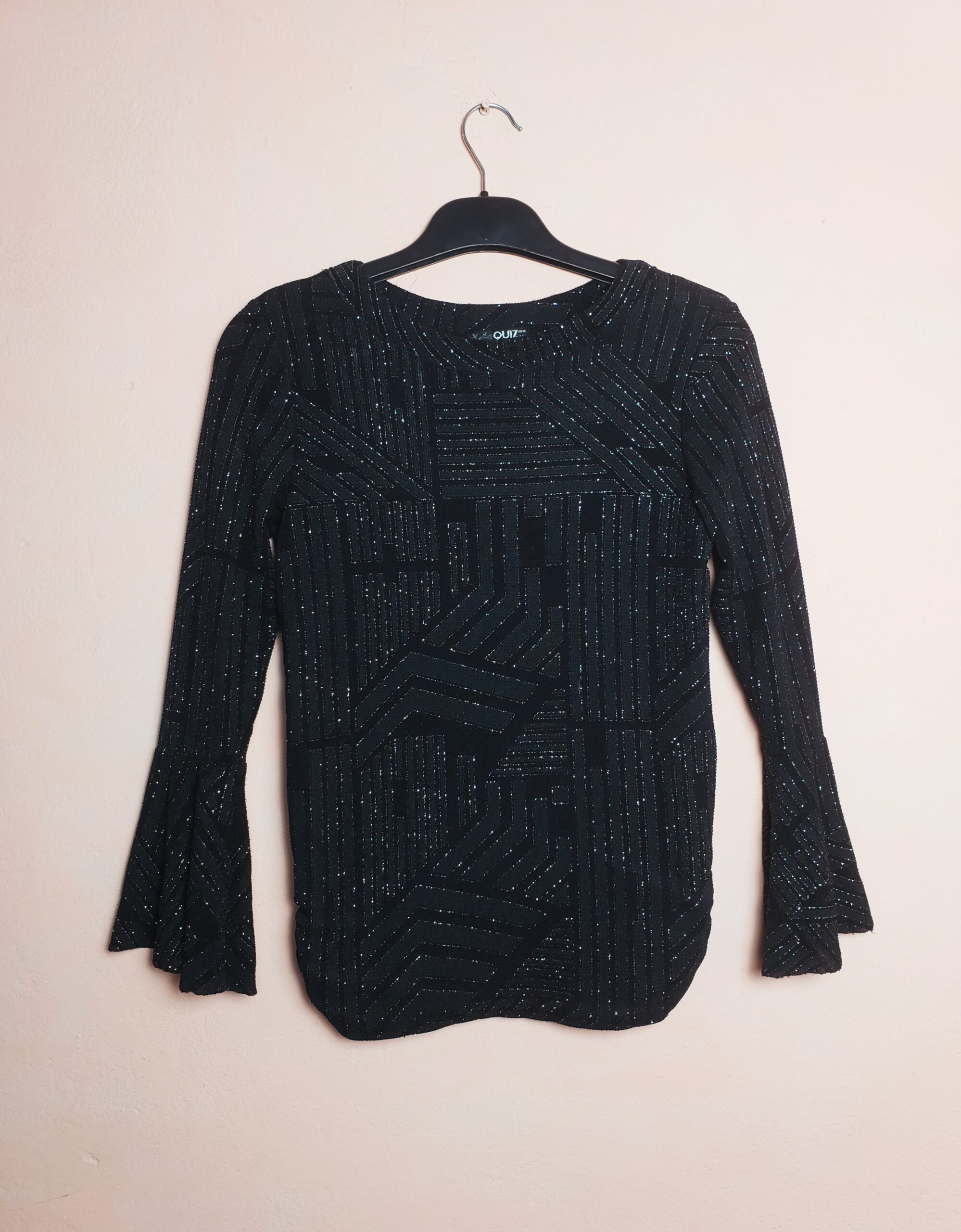 Стильна чорна блуза Quiz з металік ефектом - елегантний вечірній топ у ідеальному стані 3 Стильна чорна блуза Quiz з металік ефектом - елегантний вечірній топ у ідеальному стані - Зображення 3
