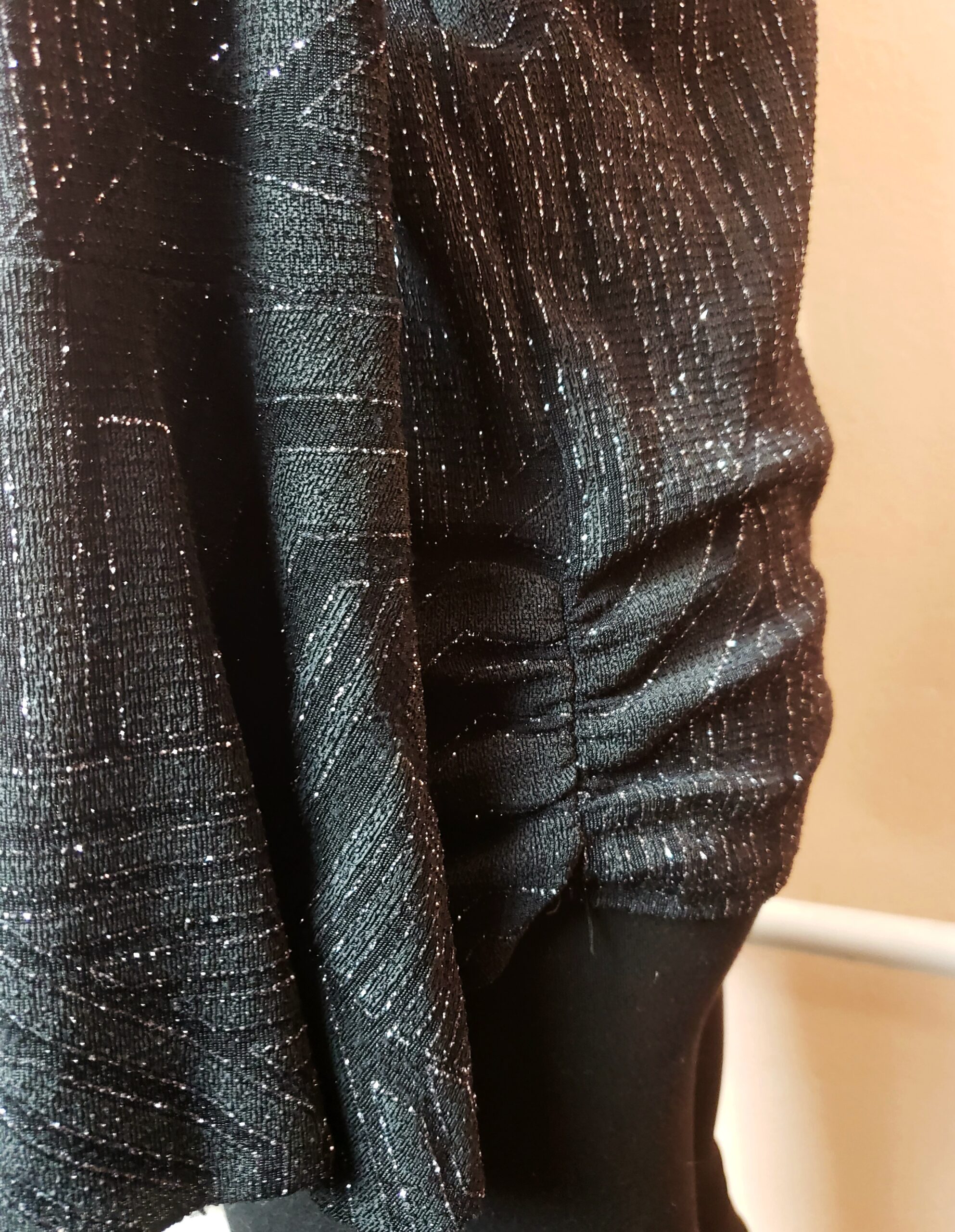 Стильна чорна блуза Quiz з металік ефектом - елегантний вечірній топ у ідеальному стані 5 Стильна чорна блуза Quiz з металік ефектом - елегантний вечірній топ у ідеальному стані - Зображення 5