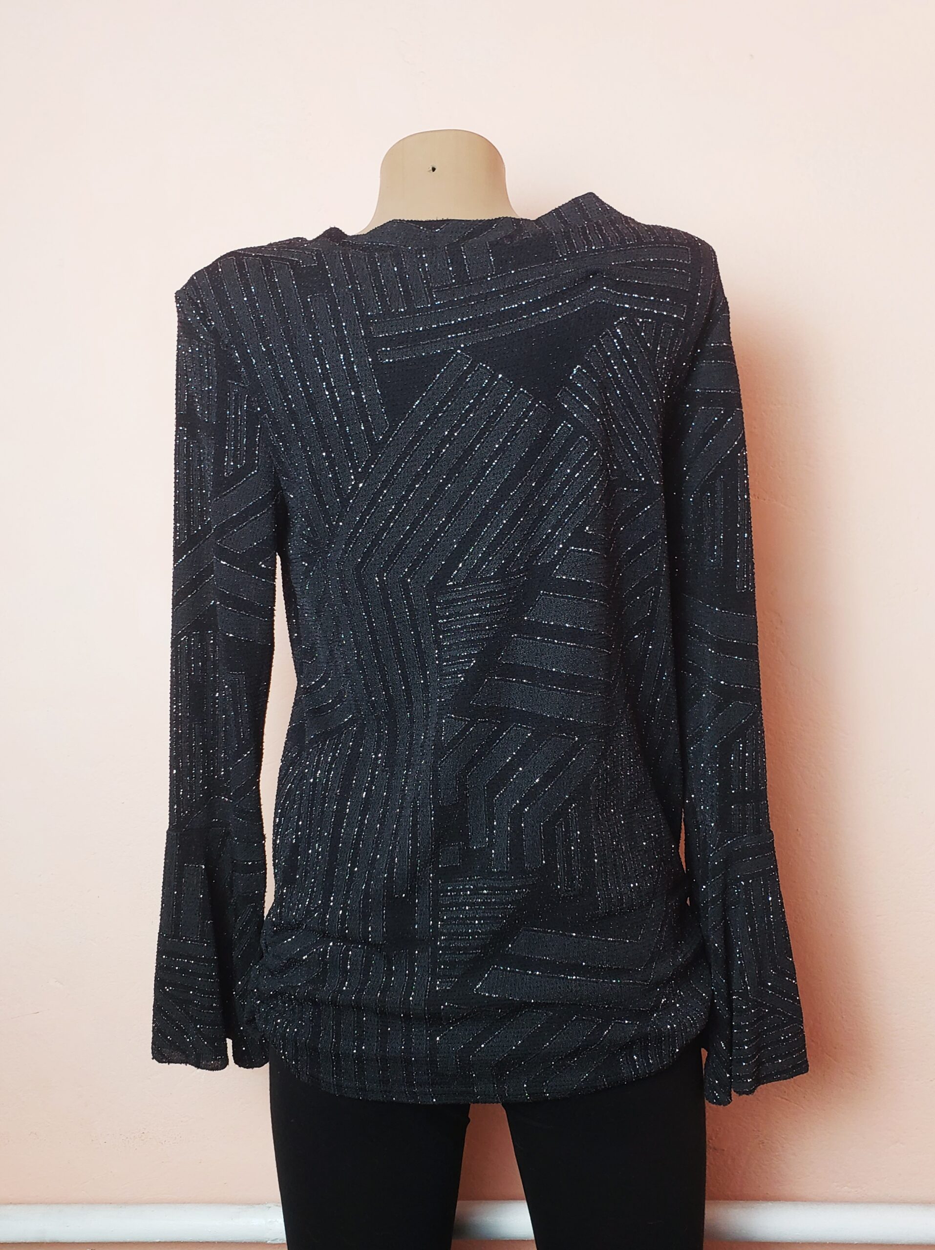 Стильна чорна блуза Quiz з металік ефектом - елегантний вечірній топ у ідеальному стані 2 Стильна чорна блуза Quiz з металік ефектом - елегантний вечірній топ у ідеальному стані - Зображення 2