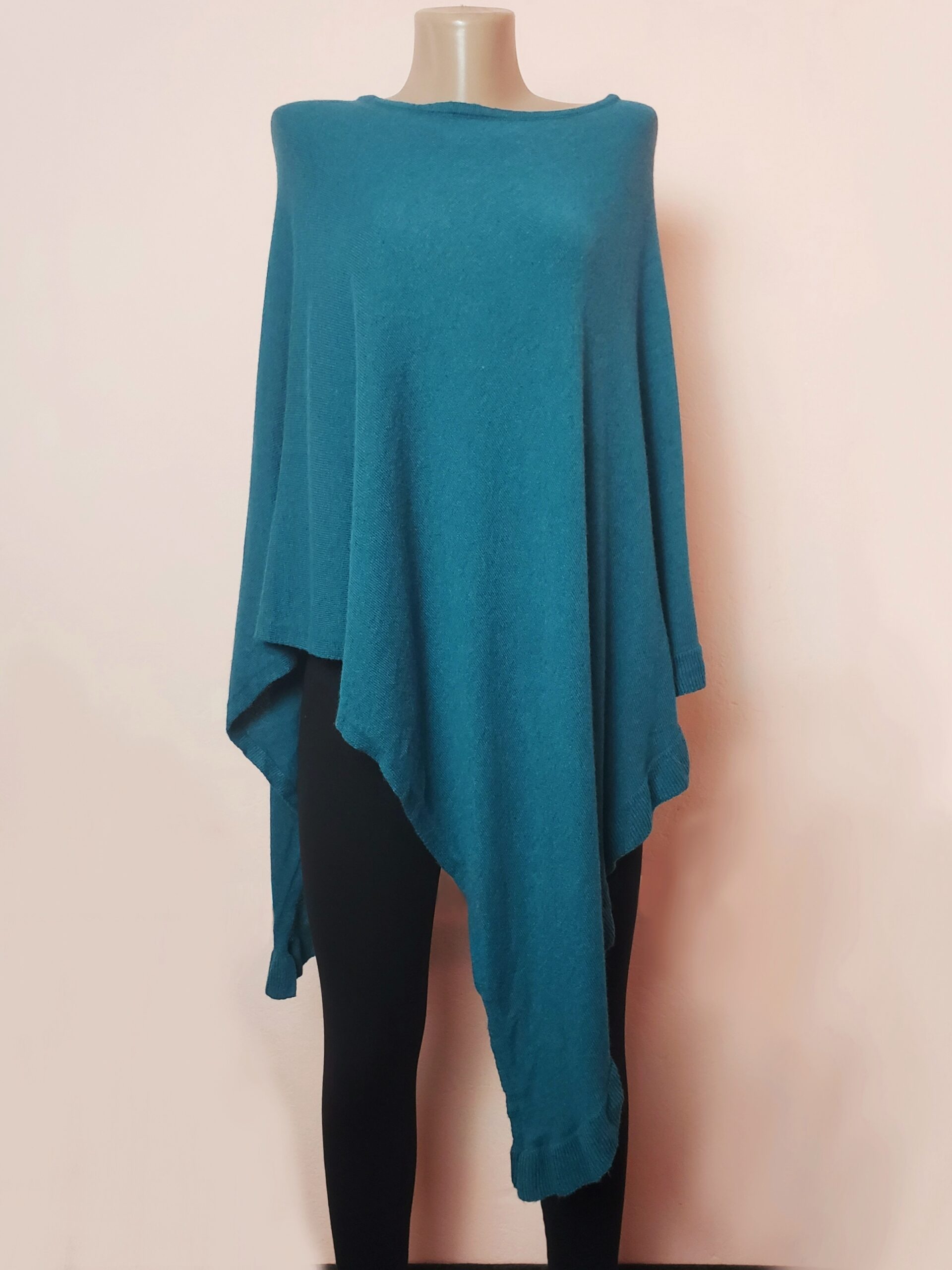 Жіноче пончо Cordelia синього кольору з кашеміром - елегантний асиметричний одяг 5 Жіноче пончо Cordelia синього кольору з кашеміром - елегантний асиметричний одяг - Зображення 5