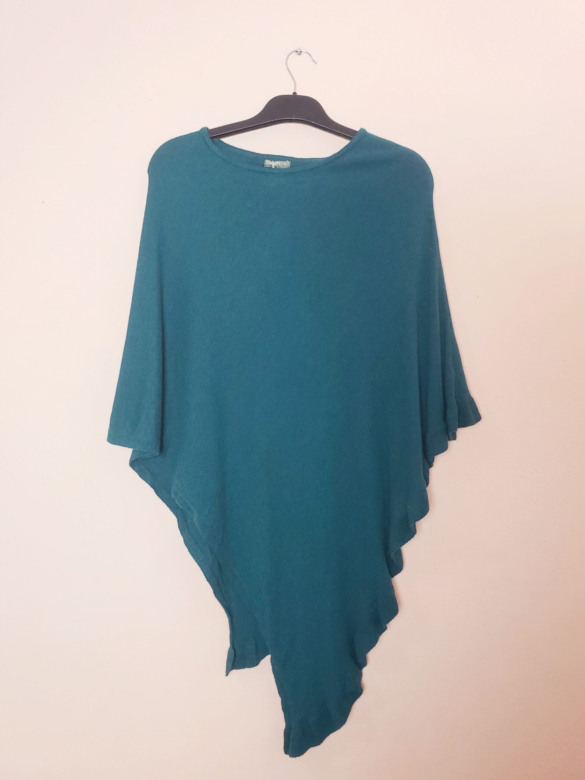 Жіноче пончо Cordelia синього кольору з кашеміром - елегантний асиметричний одяг 1 Жіноче пончо Cordelia синього кольору з кашеміром - елегантний асиметричний одяг