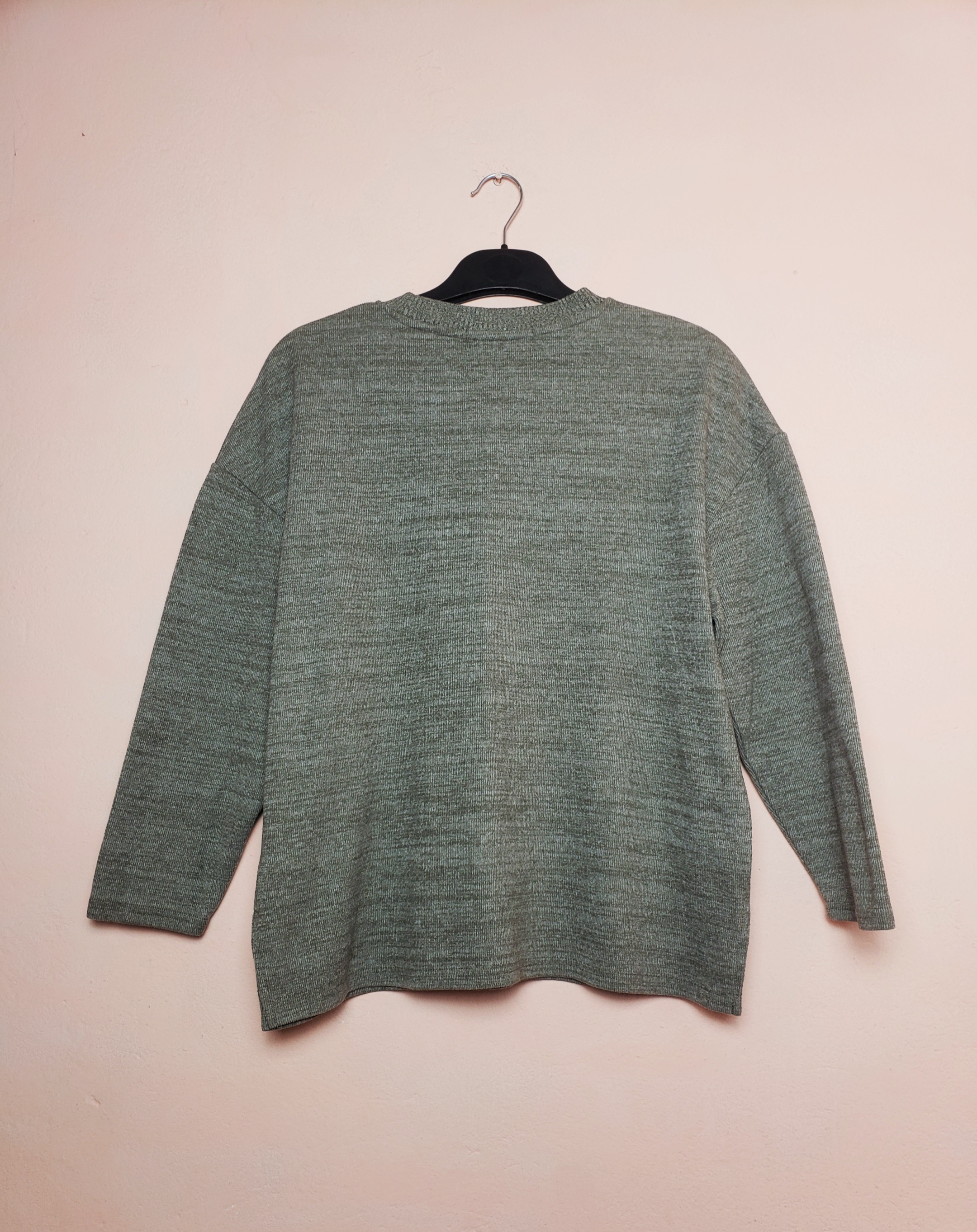 Стильний светр хакі Primark - ідеальний вибір для осінньо-зимового сезону та повсякденного носіння 2 Стильний светр хакі Primark - ідеальний вибір для осінньо-зимового сезону та повсякденного носіння - Зображення 2