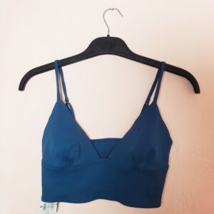 Стильний синій топ-бралет - елегантний модний акцент для сучасної жінки