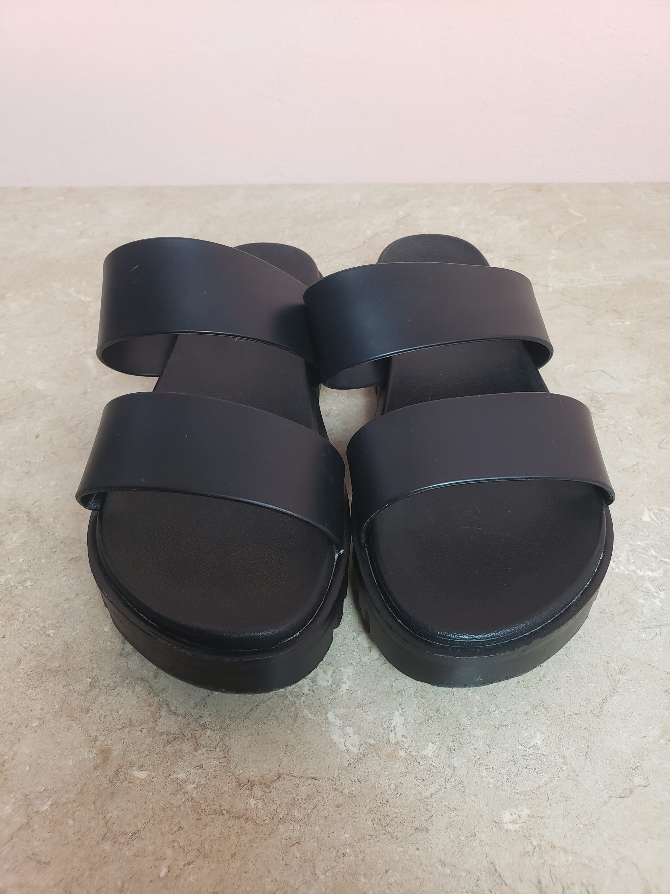 Чорні літні шльопанці на платформі 3 см розмір 40/41 - практичне жіноче взуття з гуми 1 Чорні літні шльопанці на платформі 3 см розмір 40/41 - практичне жіноче взуття з гуми