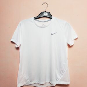 Чоловіча біла футболка Nike розмір L