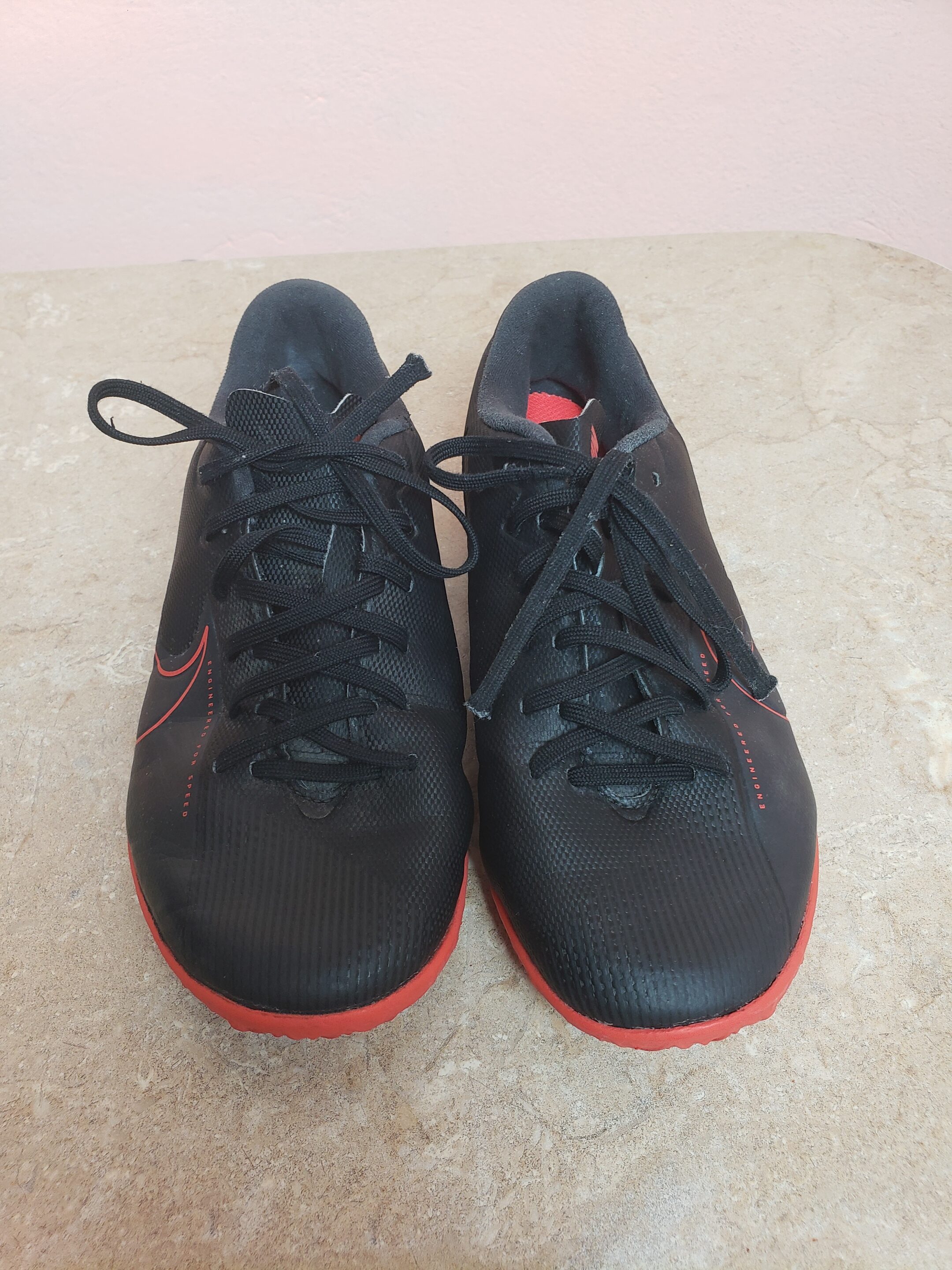 Дитячі чорні спортивні бутси Nike з червоною підошвою розмір 35.5 2 Дитячі чорні спортивні бутси Nike з червоною підошвою розмір 35.5 - Зображення 2