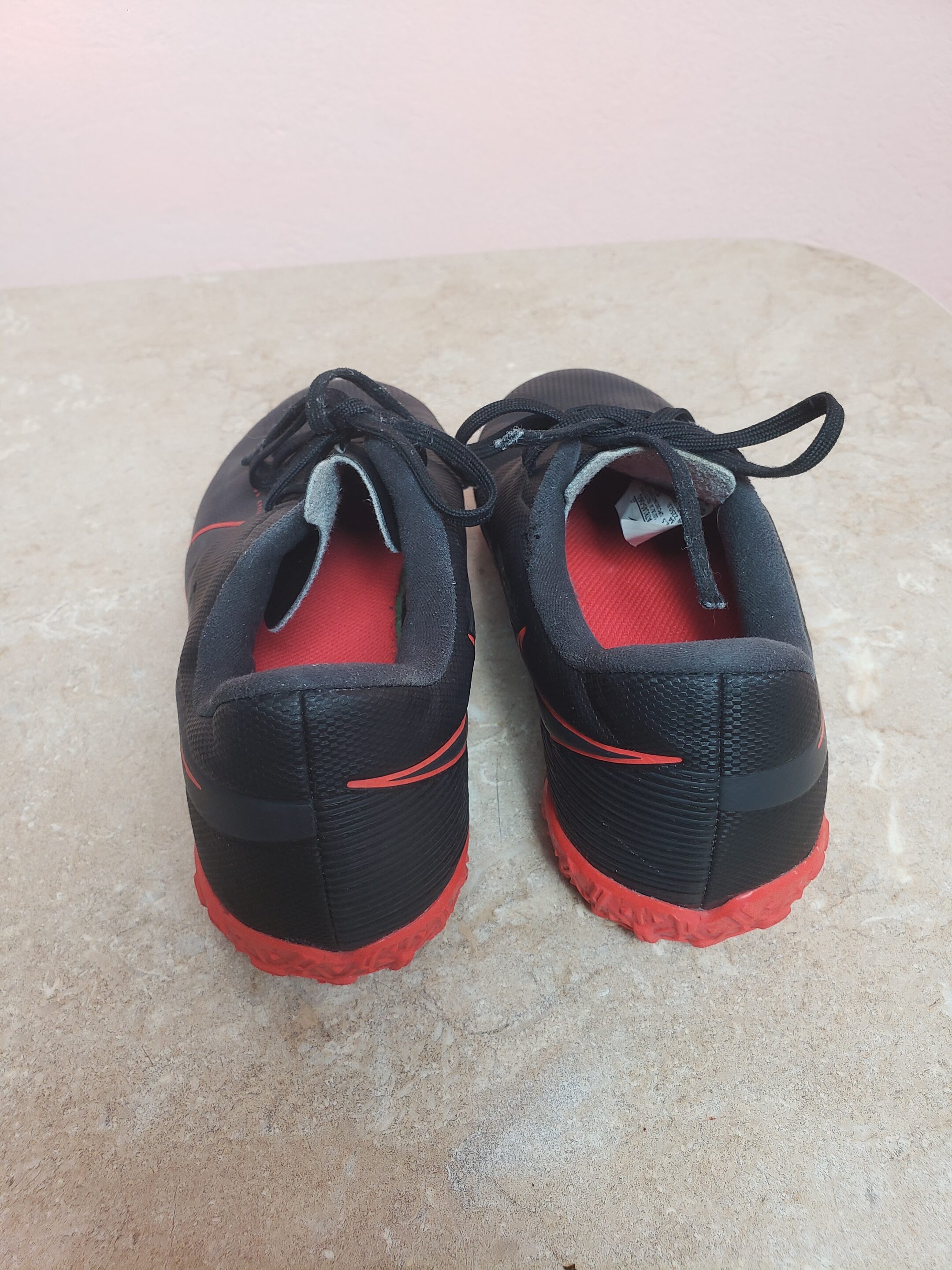 Дитячі чорні спортивні бутси Nike з червоною підошвою розмір 35.5 3 Дитячі чорні спортивні бутси Nike з червоною підошвою розмір 35.5 - Зображення 3