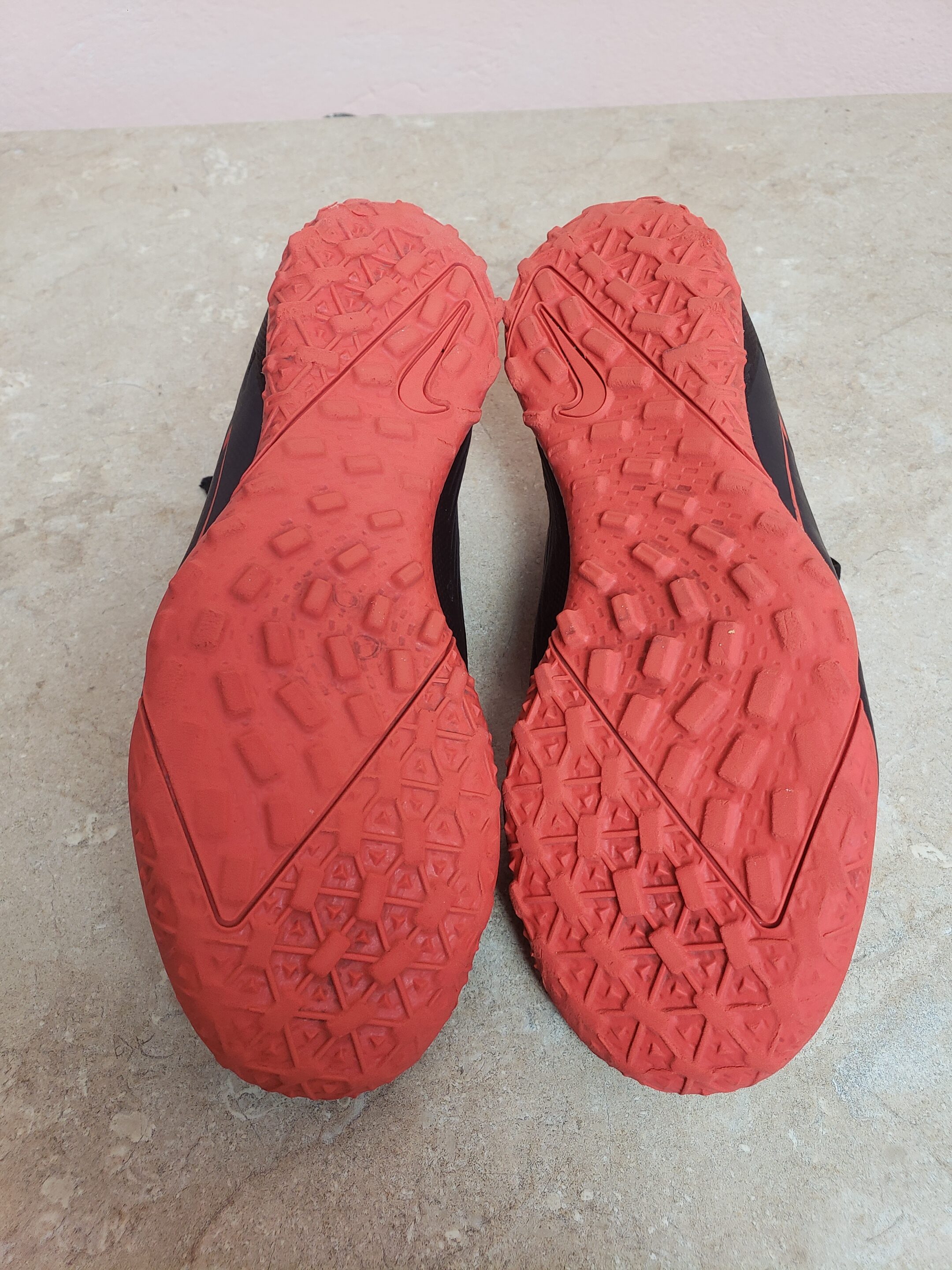 Дитячі чорні спортивні бутси Nike з червоною підошвою розмір 35.5 5 Дитячі чорні спортивні бутси Nike з червоною підошвою розмір 35.5 - Зображення 5