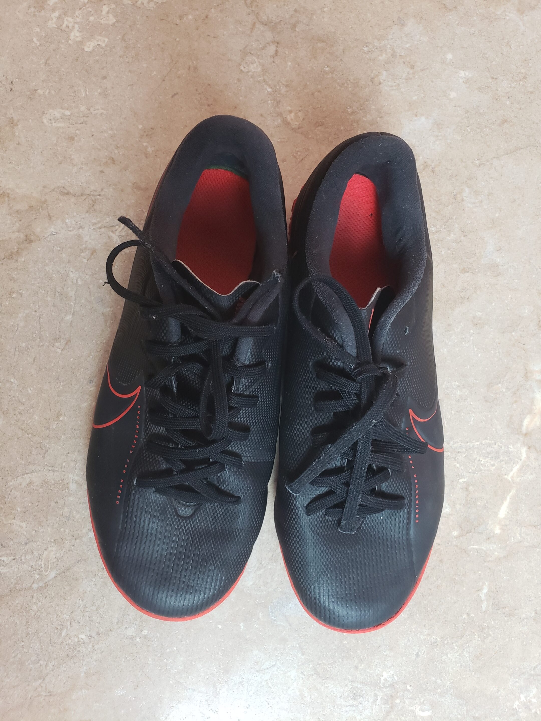 Дитячі чорні спортивні бутси Nike з червоною підошвою розмір 35.5 6 Дитячі чорні спортивні бутси Nike з червоною підошвою розмір 35.5 - Зображення 6