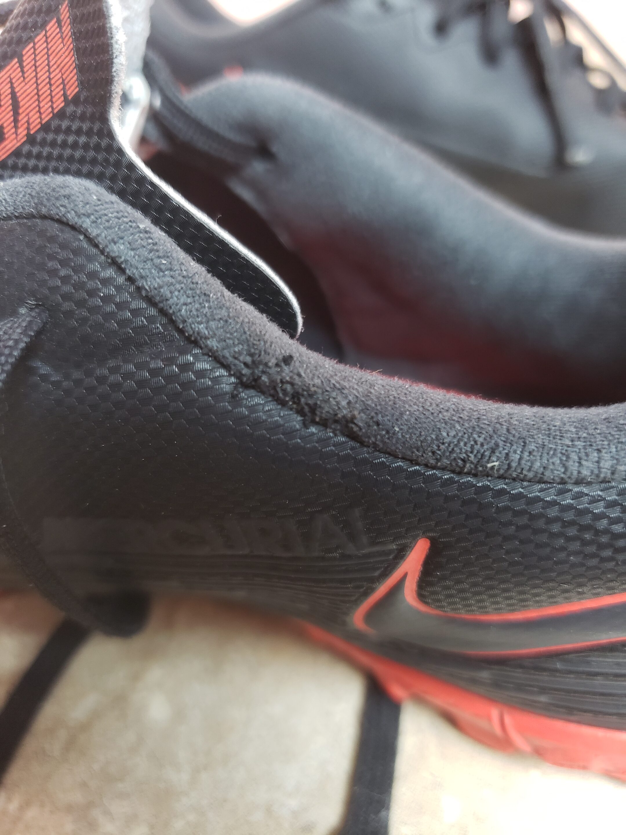 Дитячі чорні спортивні бутси Nike з червоною підошвою розмір 35.5 10 Дитячі чорні спортивні бутси Nike з червоною підошвою розмір 35.5 - Зображення 10