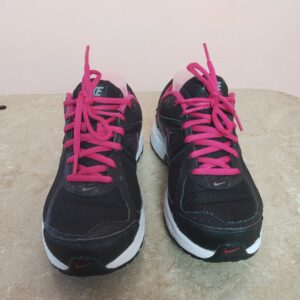 Спортивні кросівки Nike з рожевими акцентами розмір 38-38.5