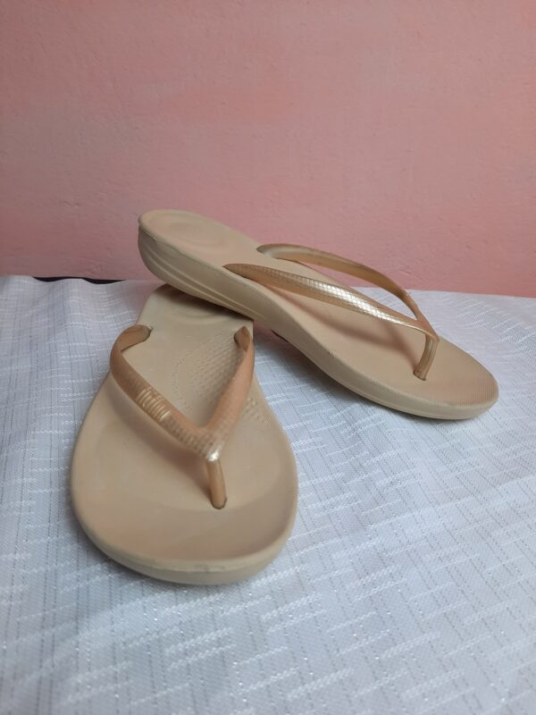 Жіночі в'єтнамки FitFlop iQushion бежеві золотисті розмір 37 - photo 2 19